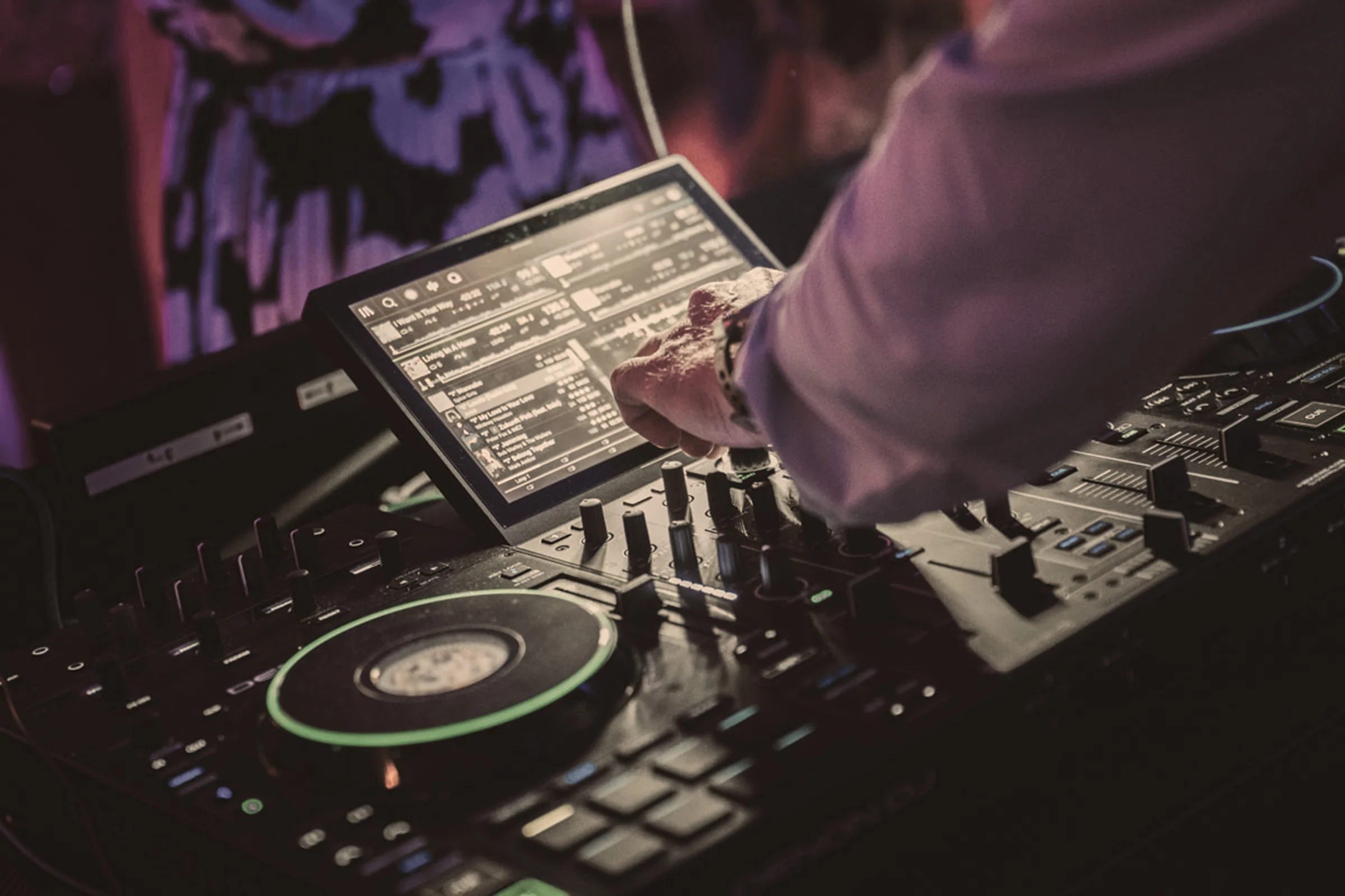 Detailaufnahme eines professionellen DJ-Mischpults während einer Geburtstagsfeier