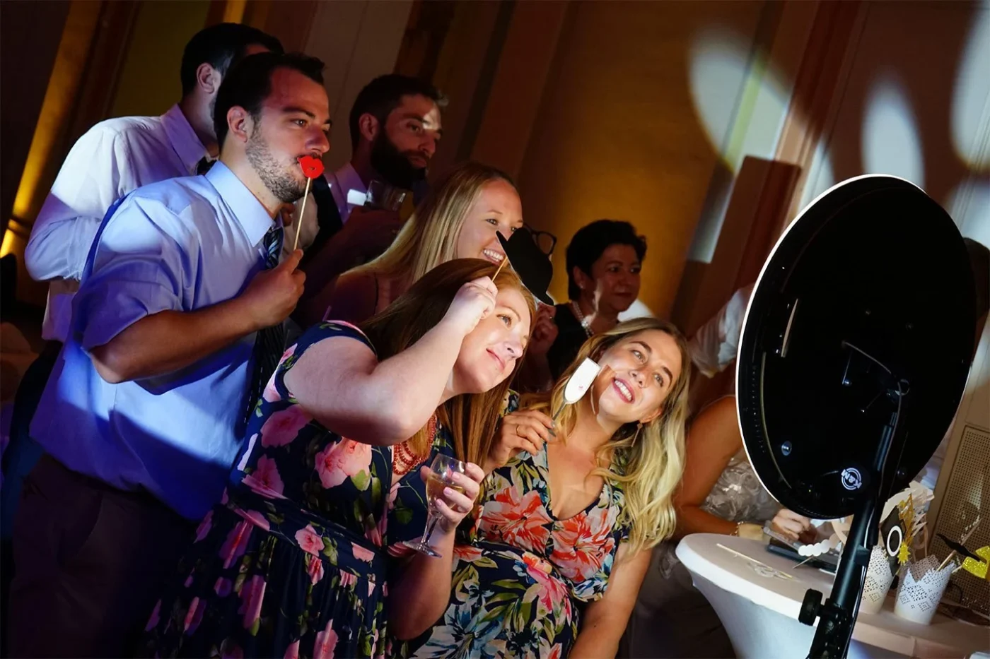 Gäste haben Spaß vor der Fotobox-Digital und machen Gruppenfotos mit Requisiten
