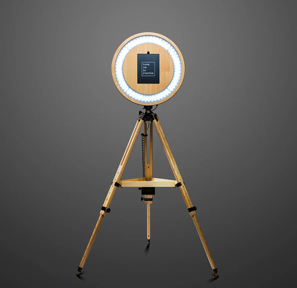 Fotobox-Digital mit LED-Ringlicht und Touchscreen auf stabilem Holzstativ